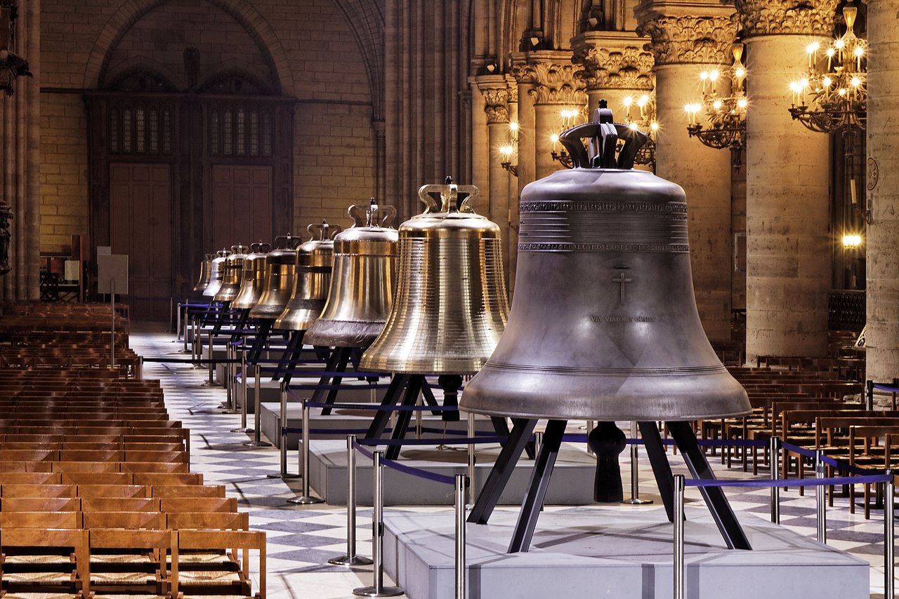 Plusieurs cloches de la cathédrales exposées dans Notre-Dame