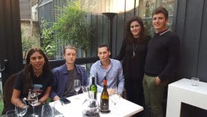 Les étudiants dégustent un vin au Boutique Hôtel de Bordeaux