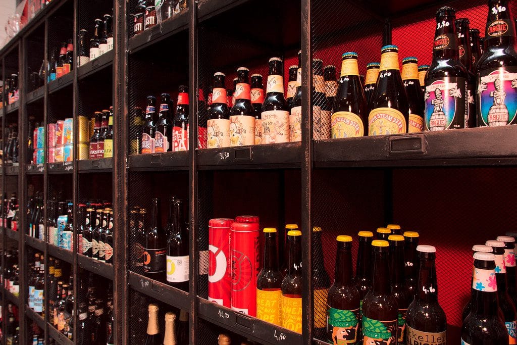 Bouteilles de bières sur une étagère