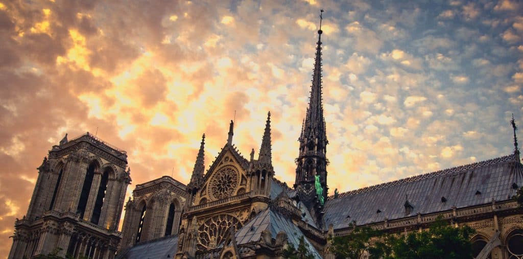 Notre-Dame de Paris avec un coucher de soleil
